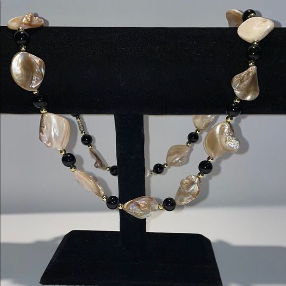 Elegant Black and Gold Necklace with Chevron Design - Picture 3 of 5